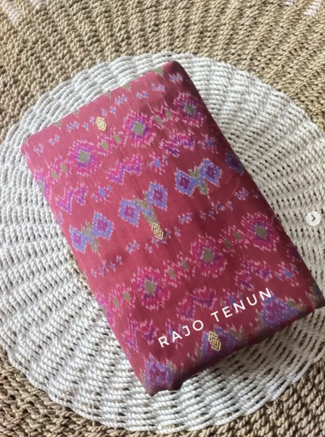 Kain Blongket Merah Klasik